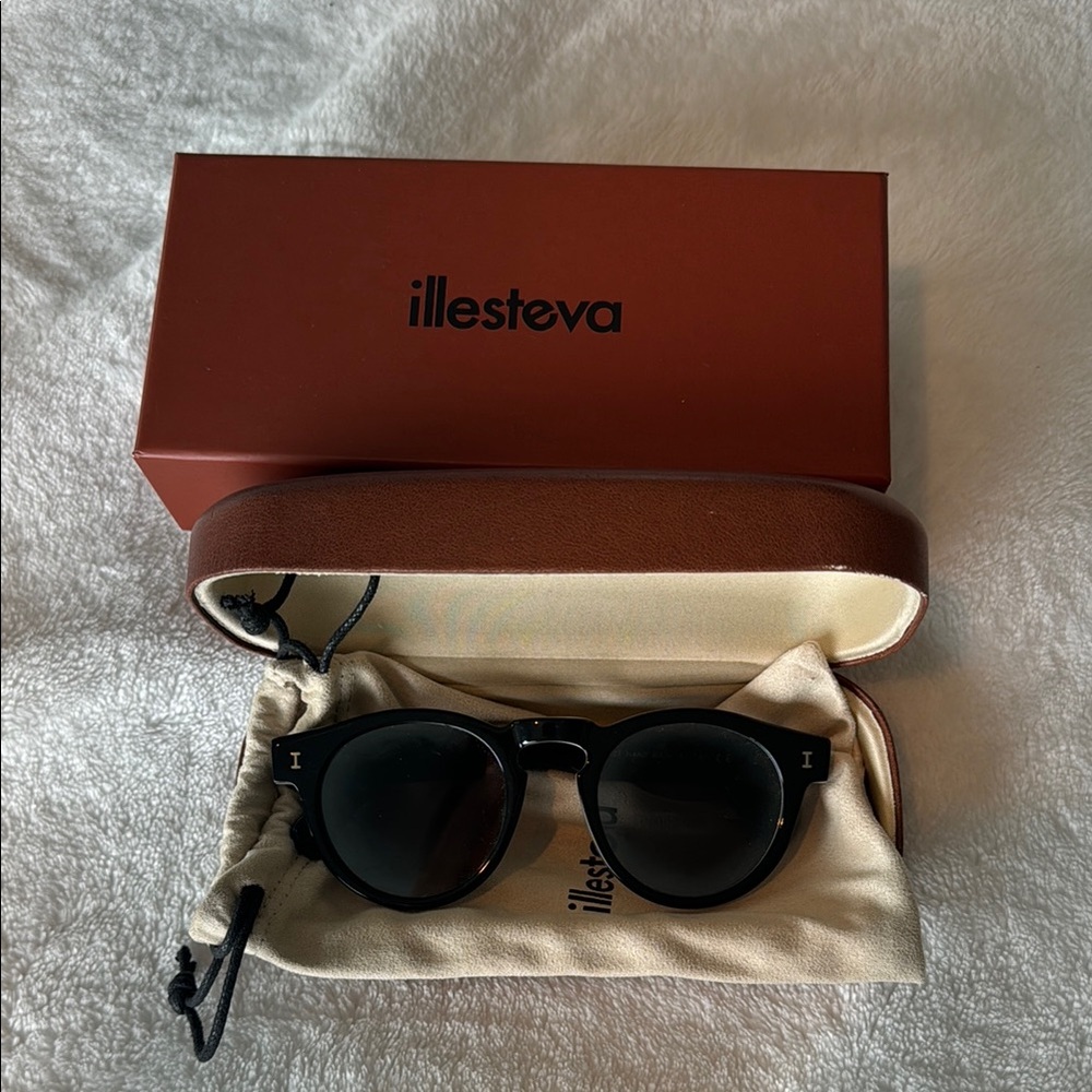Illesteva Black Round Sunglasses - flat lense